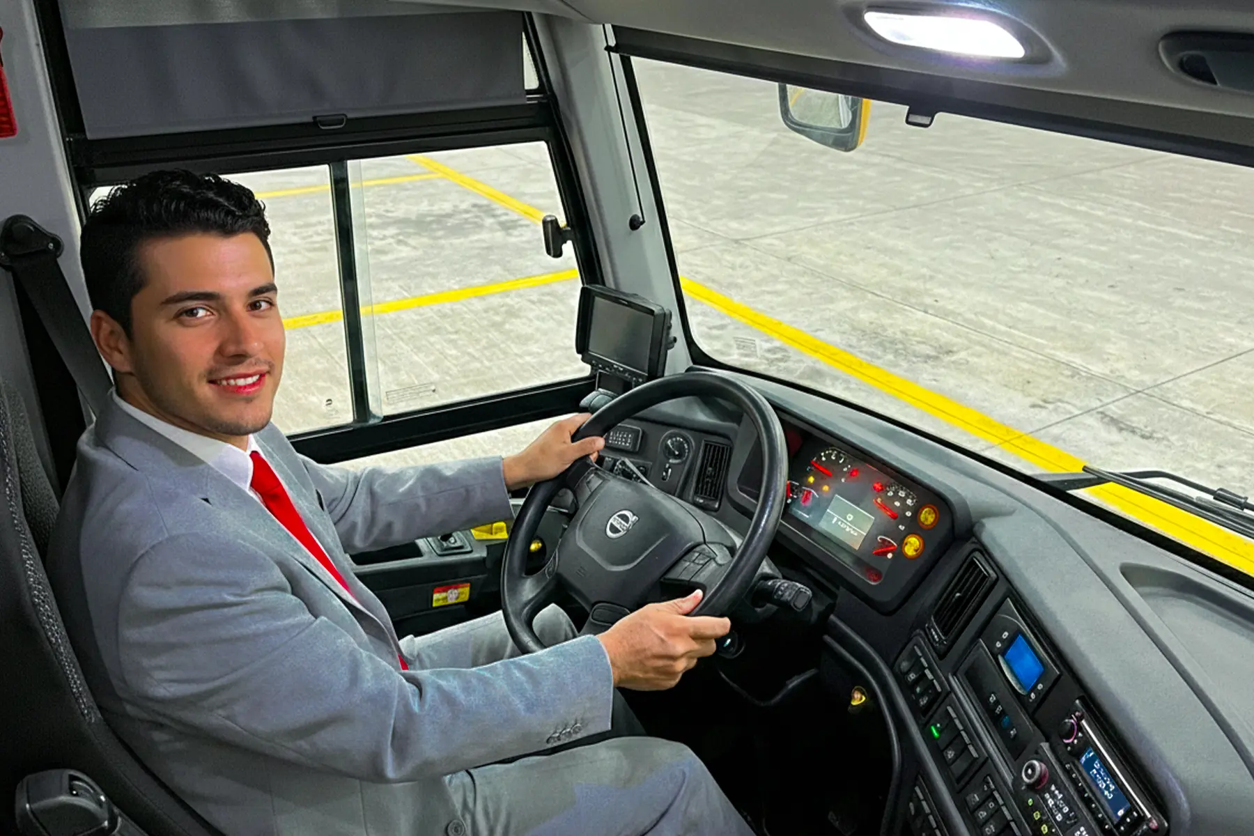 Conductor al volante de un autobús, imagen recortada de la referencia visual